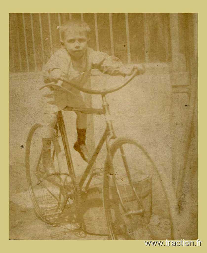 1925_00_00 0056.jpg - 00/00/1925 - LE PRÉ-SAINT-GERVAIS (Seine) dans la cour de l'Imprimerie LÉVÊQUE 29, rue André Joineau, Raymond LÉVÊQUE fait du vélo le temps de la photo L'original est une plaque de verre au collodion